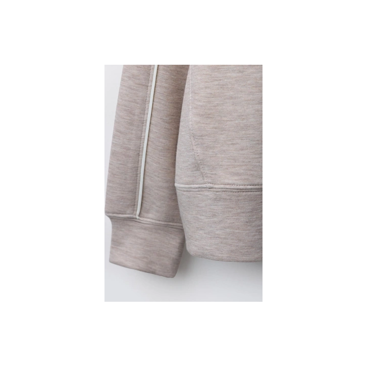 ТОЛСТОВКА ДЛЯ СПОРТА С КОНТРАСТНЫМИ ЭЛЕМЕНТАМИ