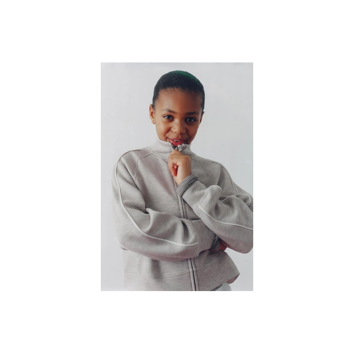 ТОЛСТОВКА ДЛЯ СПОРТА С КОНТРАСТНЫМИ ЭЛЕМЕНТАМИ