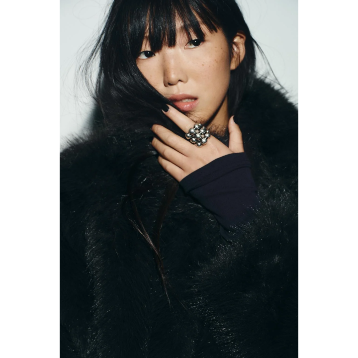 КОРОТКОЕ ПАЛЬТО ИЗ ИСКУССТВЕННОГО МЕХА С ЗАСТЕЖКАМИ-ТОГГЛ