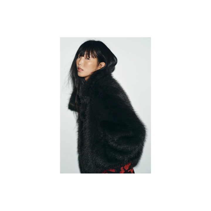 КОРОТКОЕ ПАЛЬТО ИЗ ИСКУССТВЕННОГО МЕХА С ЗАСТЕЖКАМИ-ТОГГЛ