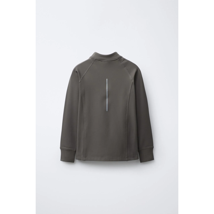 Футболка из коллекции лыжной одежды с термоэффектом