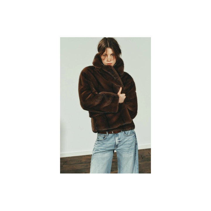 КОРОТКОЕ ПАЛЬТО ИЗ ИСКУССТВЕННОГО МЕХА