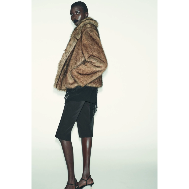 КОРОТКОЕ ПАЛЬТО ИЗ ИСКУССТВЕННОГО МЕХА