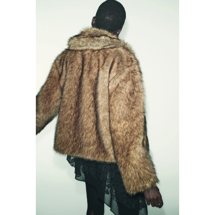 КОРОТКОЕ ПАЛЬТО ИЗ ИСКУССТВЕННОГО МЕХА