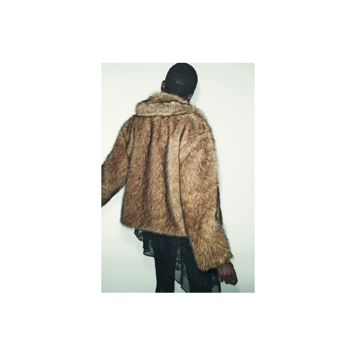 КОРОТКОЕ ПАЛЬТО ИЗ ИСКУССТВЕННОГО МЕХА