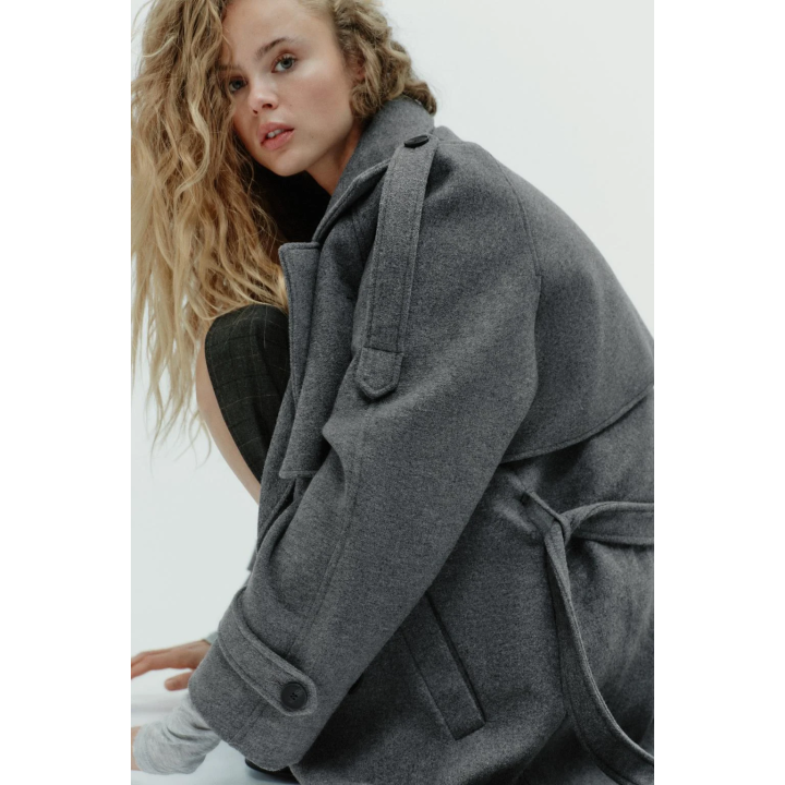 ДВУБОРТНОЕ ПАЛЬТО С ПОЯСОМ И ШЛЕВКАМИ