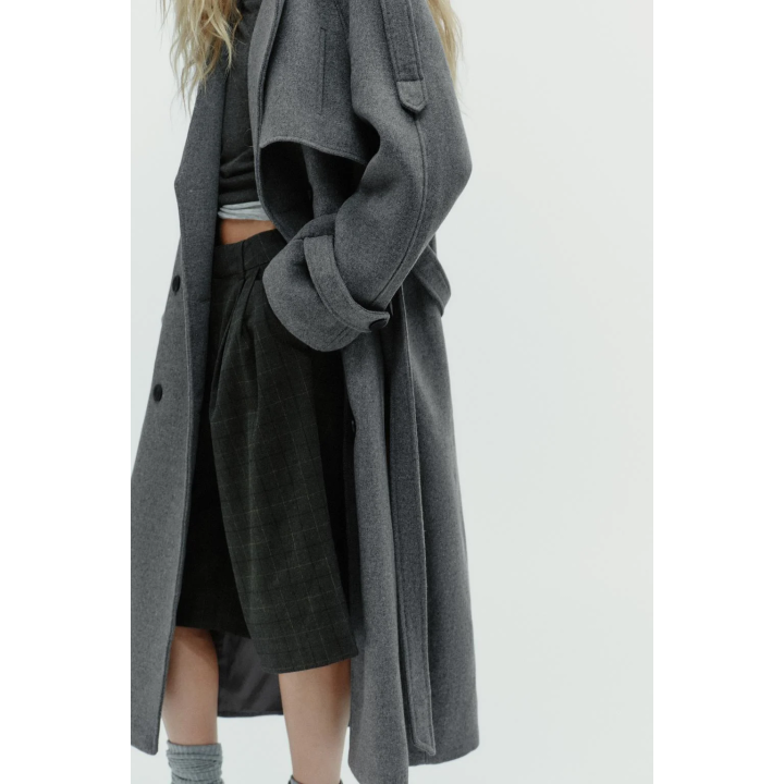 ДВУБОРТНОЕ ПАЛЬТО С ПОЯСОМ И ШЛЕВКАМИ