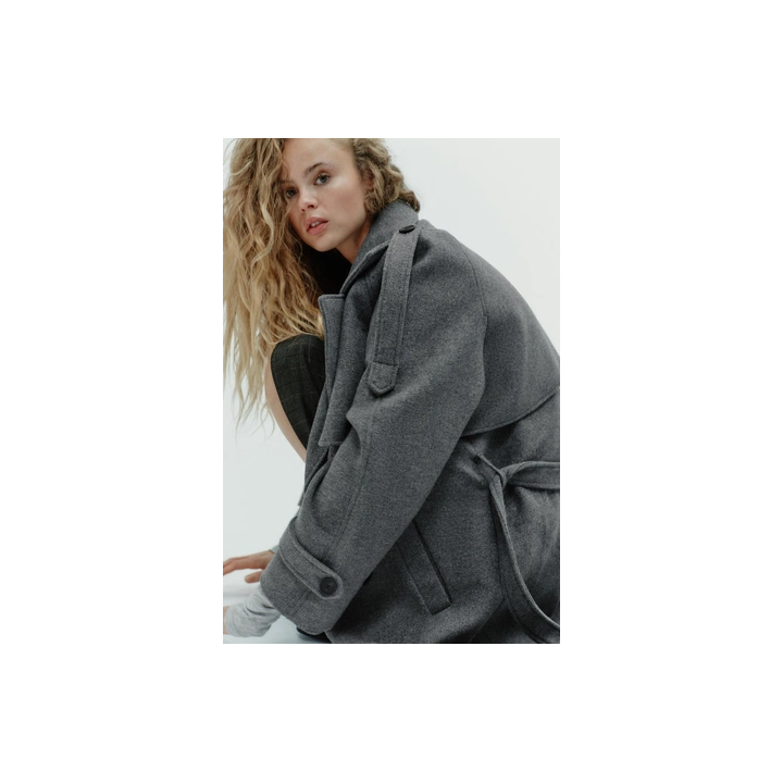 ДВУБОРТНОЕ ПАЛЬТО С ПОЯСОМ И ШЛЕВКАМИ