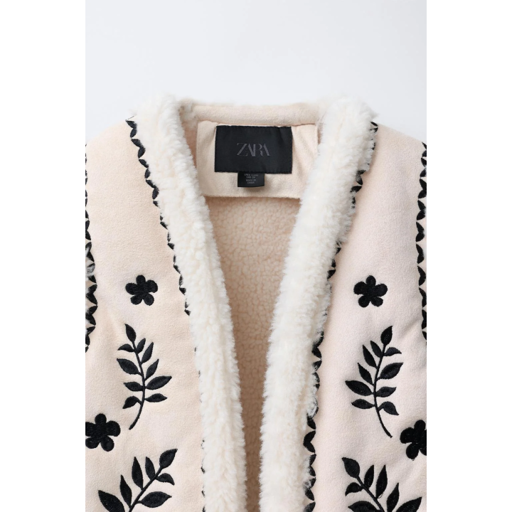 ЖИЛЕТ ИЗ ИСКУССТВЕННОЙ ЗАМШИ С ВЫШИВКОЙ И ИСКУССТВЕННЫМ МЕХОМ