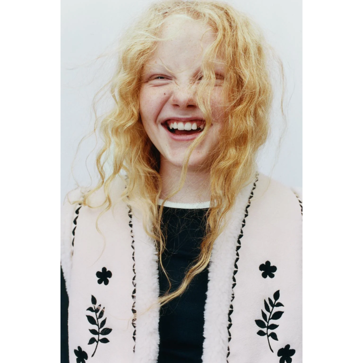 ЖИЛЕТ ИЗ ИСКУССТВЕННОЙ ЗАМШИ С ВЫШИВКОЙ И ИСКУССТВЕННЫМ МЕХОМ