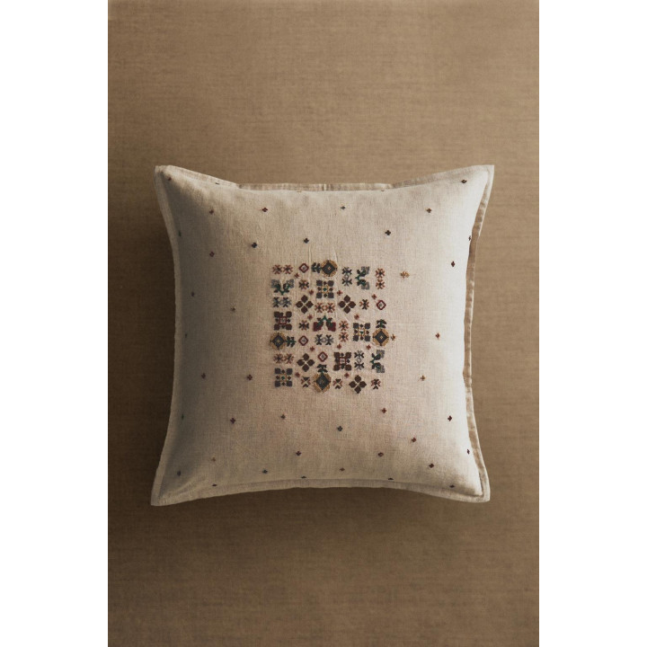 Рождественская вязаная подушка с центральным дизайном