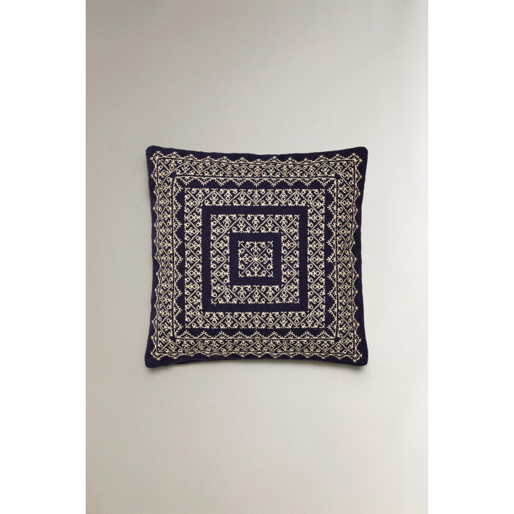 Зимняя вязаная подушка для декора