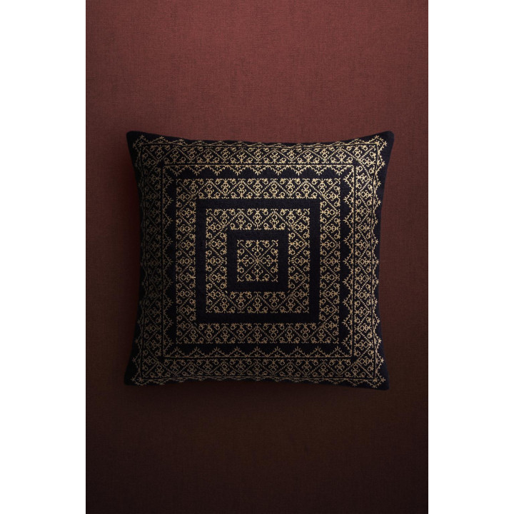 Зимняя вязаная подушка для декора