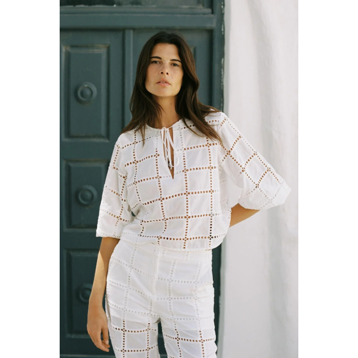 ПРЯМЫЕ БРЮКИ С ПЕРФОРИРОВАННОЙ ВЫШИВКОЙ