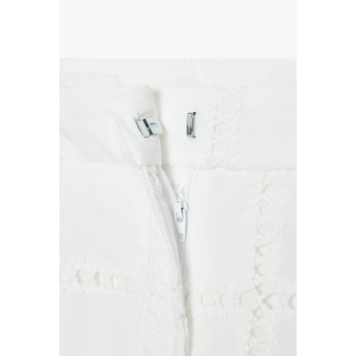 ПРЯМЫЕ БРЮКИ С ПЕРФОРИРОВАННОЙ ВЫШИВКОЙ