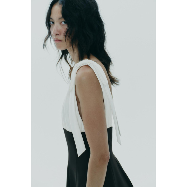 КОРОТКОЕ КОМБИНИРОВАННОЕ ПЛАТЬЕ С БАНТАМИ