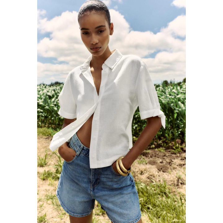 РУБАШКА ИЗ РАМИ С КОРОТКИМИ РУКАВАМИ И ЗАВЯЗКАМИ