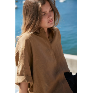 РУБАШКА ИЗ СТРУЯЩЕЙСЯ ТКАНИ С КОРОТКИМИ РУКАВАМИ