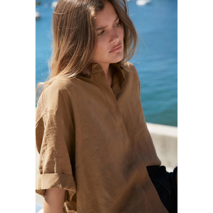 РУБАШКА ИЗ СТРУЯЩЕЙСЯ ТКАНИ С КОРОТКИМИ РУКАВАМИ