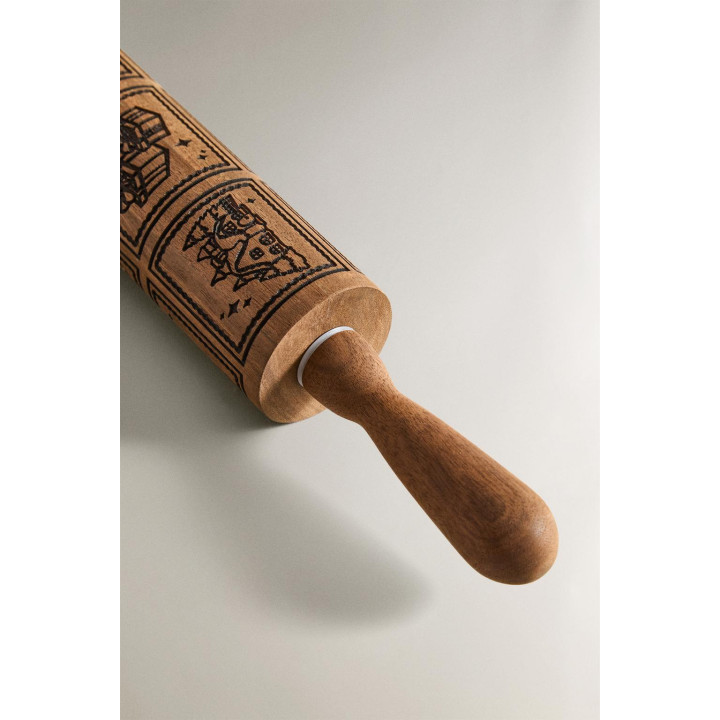 Деревянный скалка с рельефными рождественскими рисунками