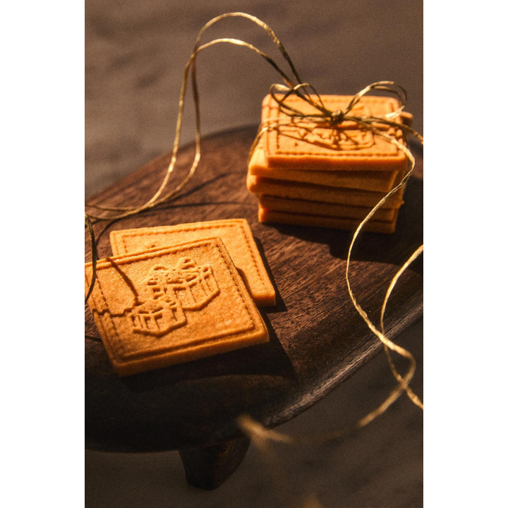 Деревянный скалка с рельефными рождественскими рисунками