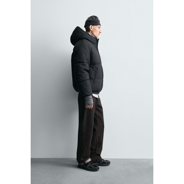 СТЕГАНАЯ КУРТКА ИЗ ПРОРЕЗИНЕННОЙ ТКАНИ С КОМБИНИРОВАННЫМИ ДЕТАЛЯМИ