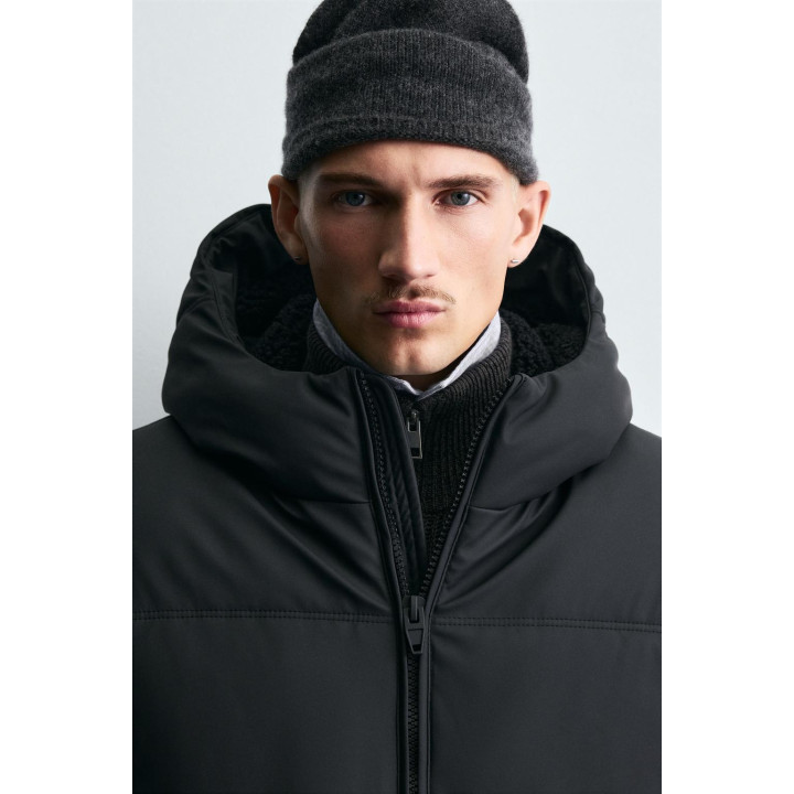 СТЕГАНАЯ КУРТКА ИЗ ПРОРЕЗИНЕННОЙ ТКАНИ С КОМБИНИРОВАННЫМИ ДЕТАЛЯМИ