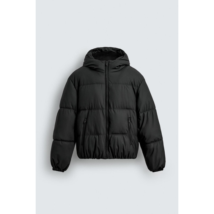 СТЕГАНАЯ КУРТКА ИЗ ПРОРЕЗИНЕННОЙ ТКАНИ С КОМБИНИРОВАННЫМИ ДЕТАЛЯМИ