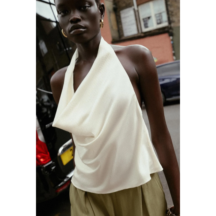 БЛЕСТЯЩИЙ ТОП С ГОРЛОВИНОЙ ХАЛТЕР