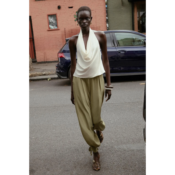 БЛЕСТЯЩИЙ ТОП С ГОРЛОВИНОЙ ХАЛТЕР