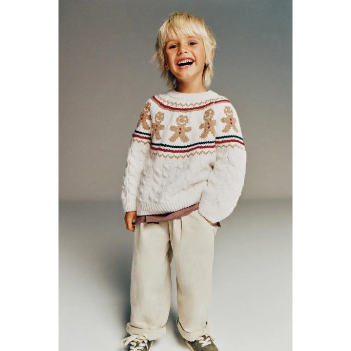 СВИТЕР С УЗОРОМ «КОСЫ» И ПЕЧЕНЬЕМ