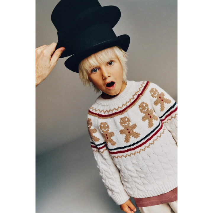 СВИТЕР С УЗОРОМ «КОСЫ» И ПЕЧЕНЬЕМ