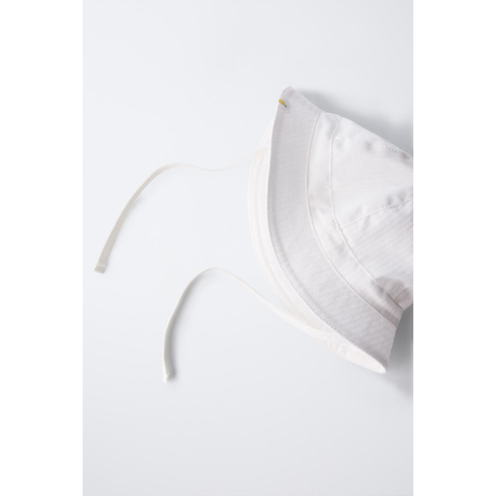 Шапка с нашивкой