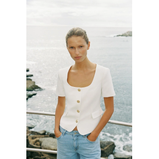 БЛЕЙЗЕР С КВАДРАТНЫМ ВЫРЕЗОМ И КОРОТКИМИ РУКАВАМИ