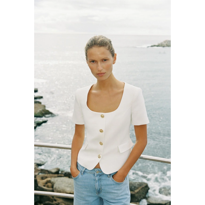 БЛЕЙЗЕР С КВАДРАТНЫМ ВЫРЕЗОМ И КОРОТКИМИ РУКАВАМИ