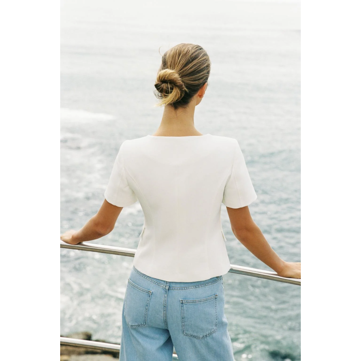 БЛЕЙЗЕР С КВАДРАТНЫМ ВЫРЕЗОМ И КОРОТКИМИ РУКАВАМИ