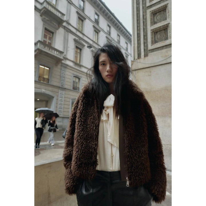 КОРОТКОЕ ПАЛЬТО ИЗ ИСКУССТВЕННОЙ ОВЧИНЫ С ДЛИННЫМ ВОРСОМ