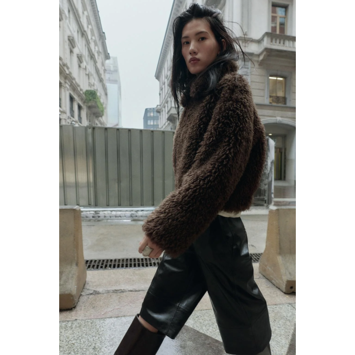 КОРОТКОЕ ПАЛЬТО ИЗ ИСКУССТВЕННОЙ ОВЧИНЫ С ДЛИННЫМ ВОРСОМ