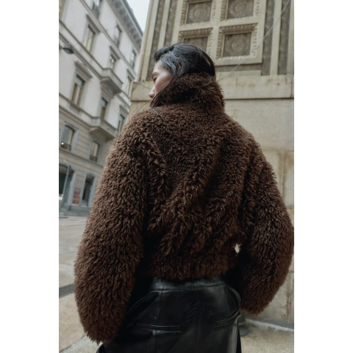 КОРОТКОЕ ПАЛЬТО ИЗ ИСКУССТВЕННОЙ ОВЧИНЫ С ДЛИННЫМ ВОРСОМ