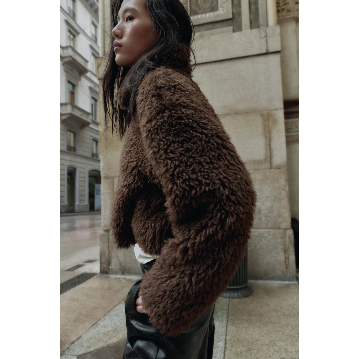 КОРОТКОЕ ПАЛЬТО ИЗ ИСКУССТВЕННОЙ ОВЧИНЫ С ДЛИННЫМ ВОРСОМ