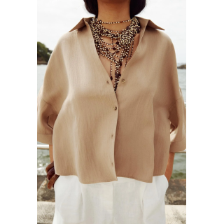 Ширкая рубашка с короткими рукавами