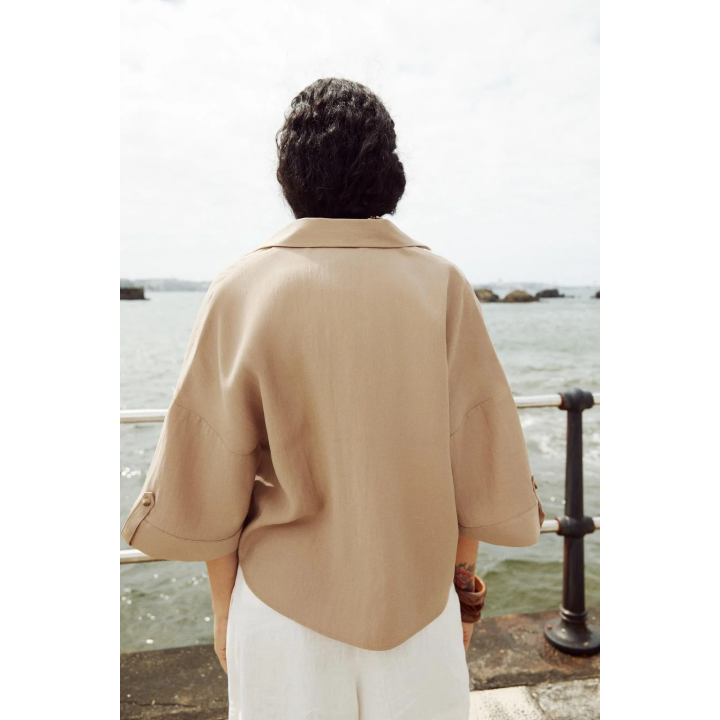 Ширкая рубашка с короткими рукавами