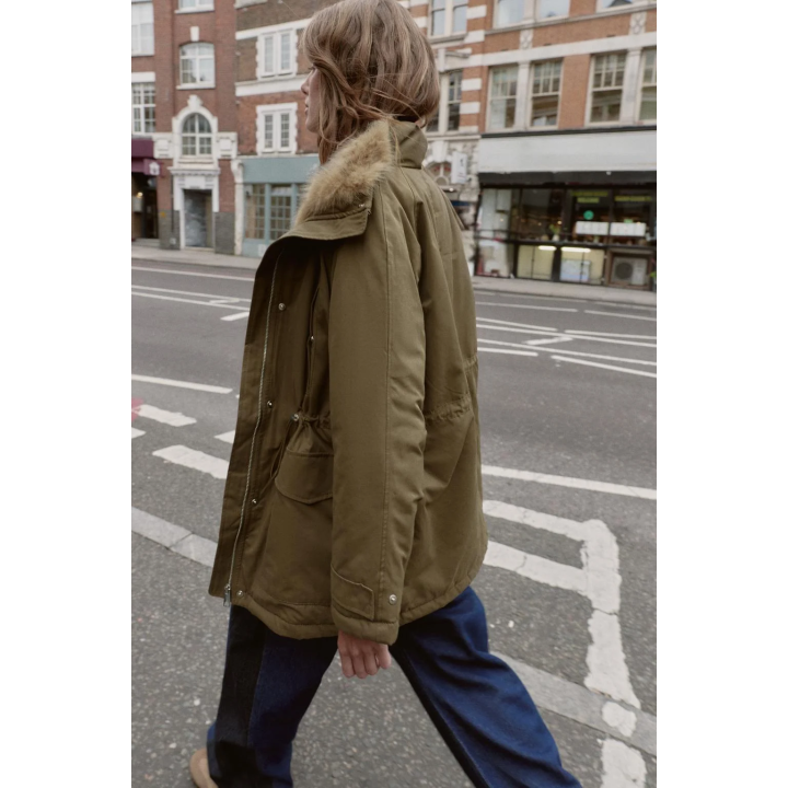 СТЕГАНАЯ ПАРКА С ВНУТРЕННЕЙ ОТДЕЛКОЙ ПОД МЕХ