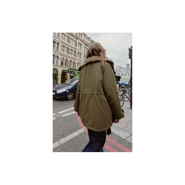 СТЕГАНАЯ ПАРКА С ВНУТРЕННЕЙ ОТДЕЛКОЙ ПОД МЕХ