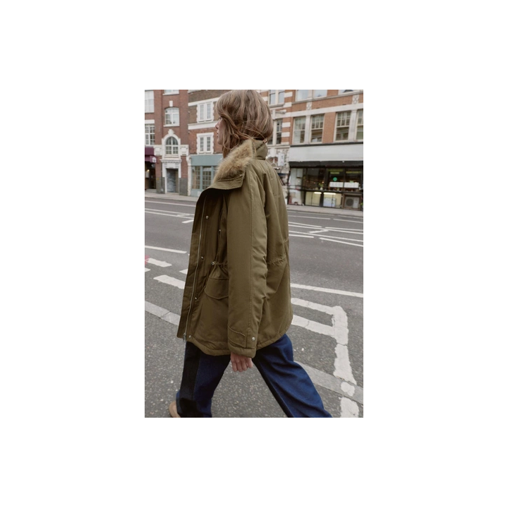 СТЕГАНАЯ ПАРКА С ВНУТРЕННЕЙ ОТДЕЛКОЙ ПОД МЕХ