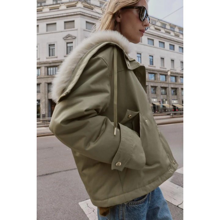 КОРОТКАЯ ПАРКА С КАПЮШОНОМ И ОТДЕЛКОЙ ПОД МЕХ