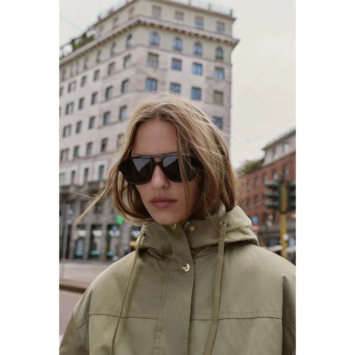 КОРОТКАЯ ПАРКА С КАПЮШОНОМ И ОТДЕЛКОЙ ПОД МЕХ