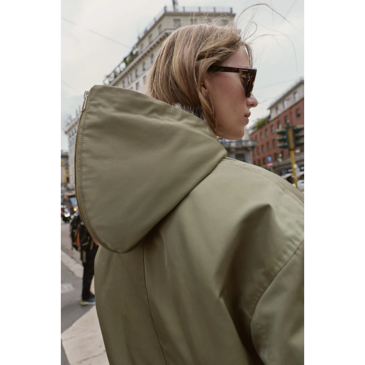 КОРОТКАЯ ПАРКА С КАПЮШОНОМ И ОТДЕЛКОЙ ПОД МЕХ