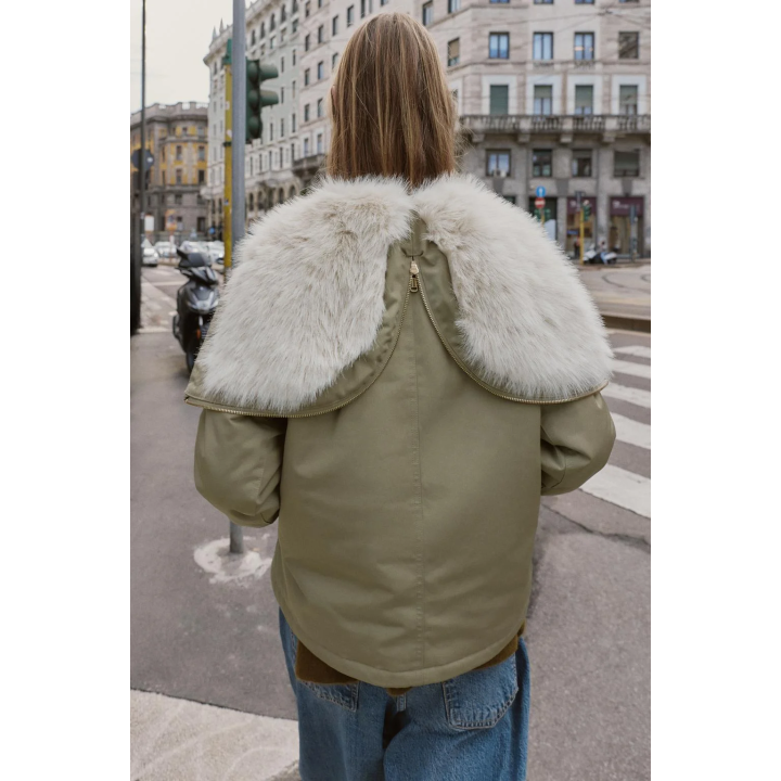 КОРОТКАЯ ПАРКА С КАПЮШОНОМ И ОТДЕЛКОЙ ПОД МЕХ