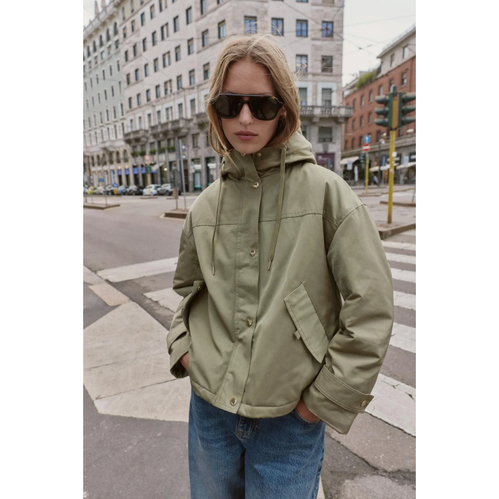 КОРОТКАЯ ПАРКА С КАПЮШОНОМ И ОТДЕЛКОЙ ПОД МЕХ